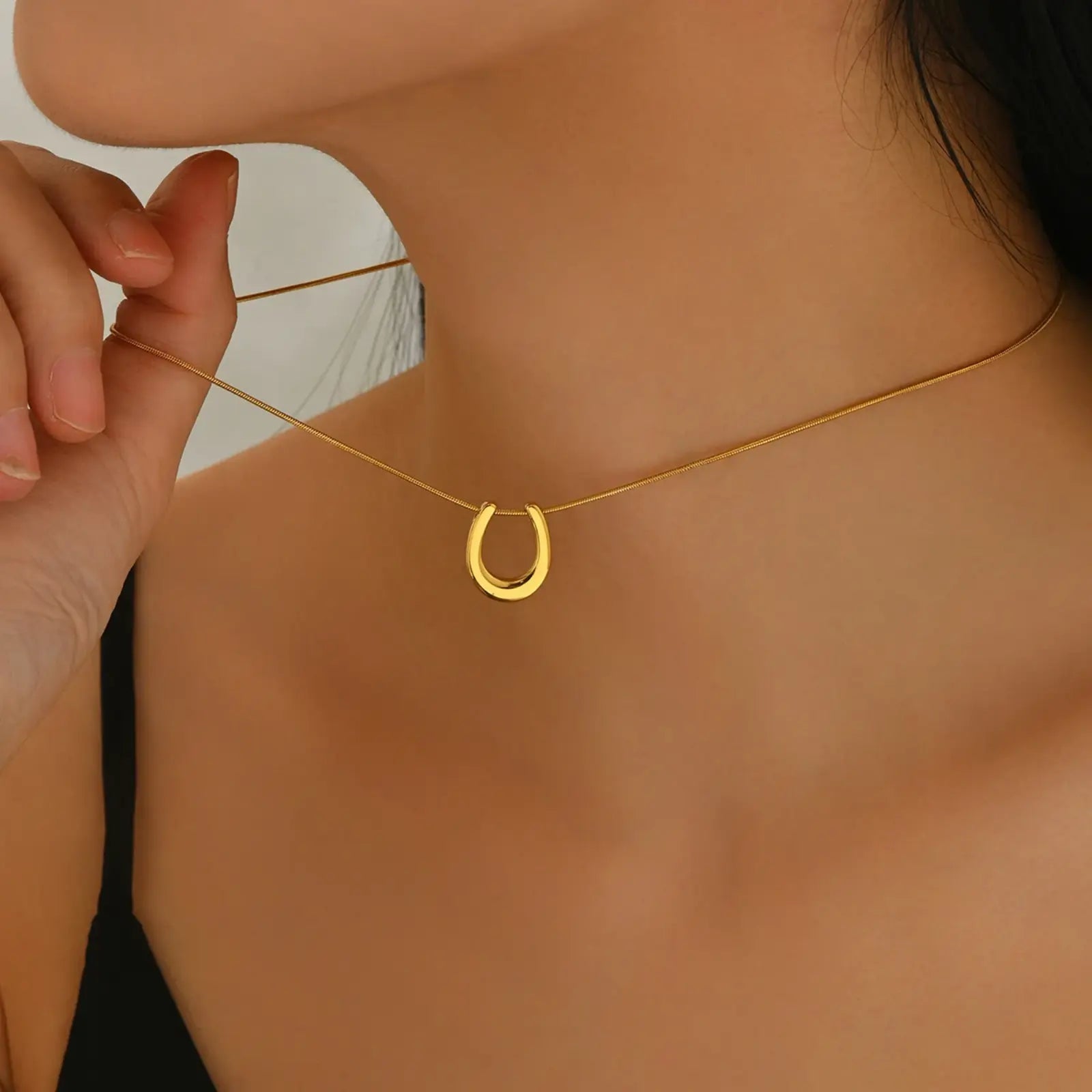 Women's Horseshoe Snake Necklace - EastCurated