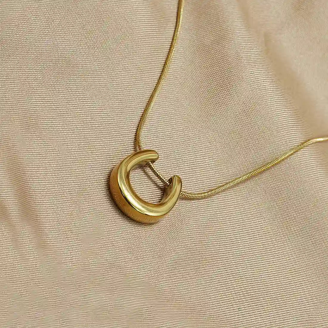 Women's Horseshoe Snake Necklace - EastCurated