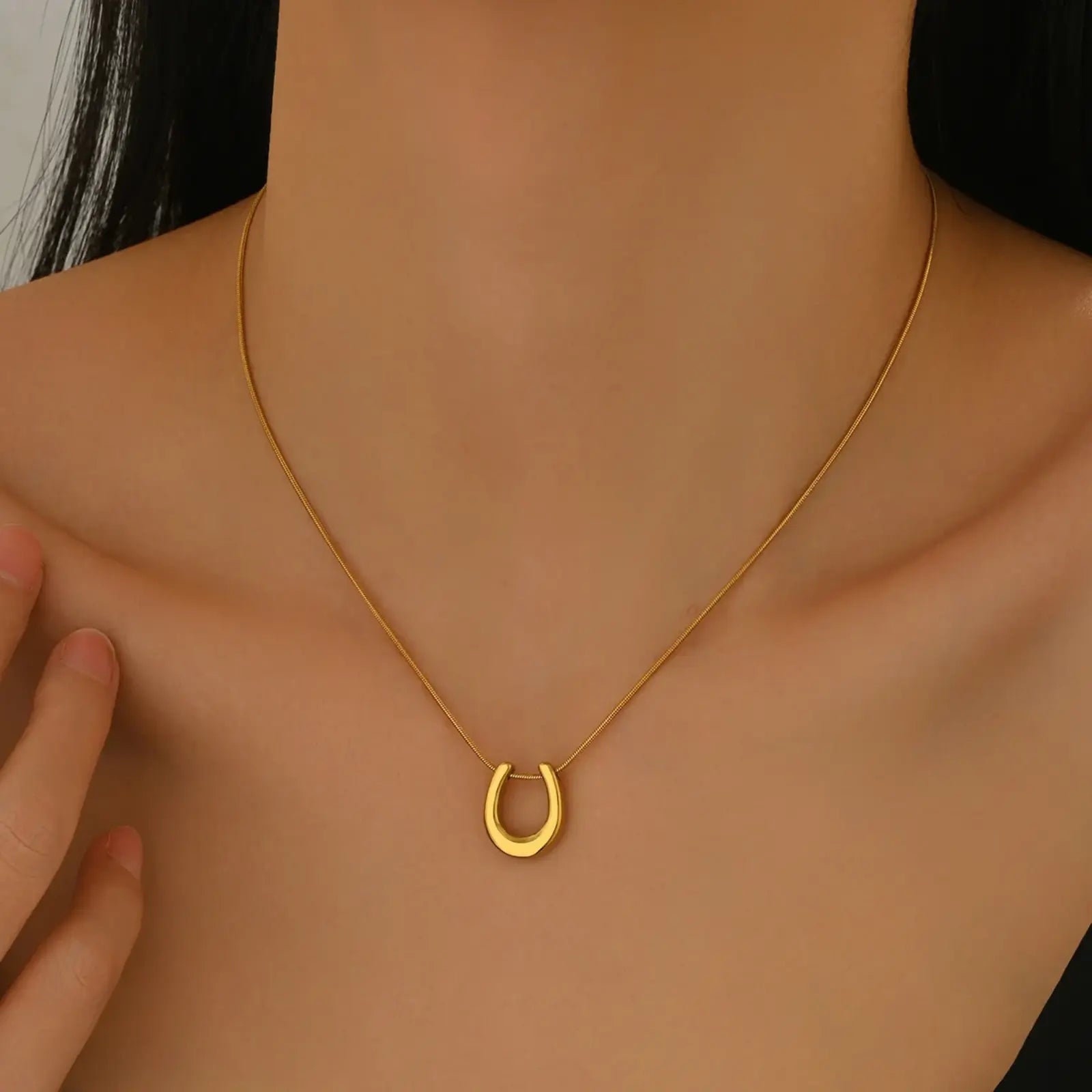 Women's Horseshoe Snake Necklace - EastCurated