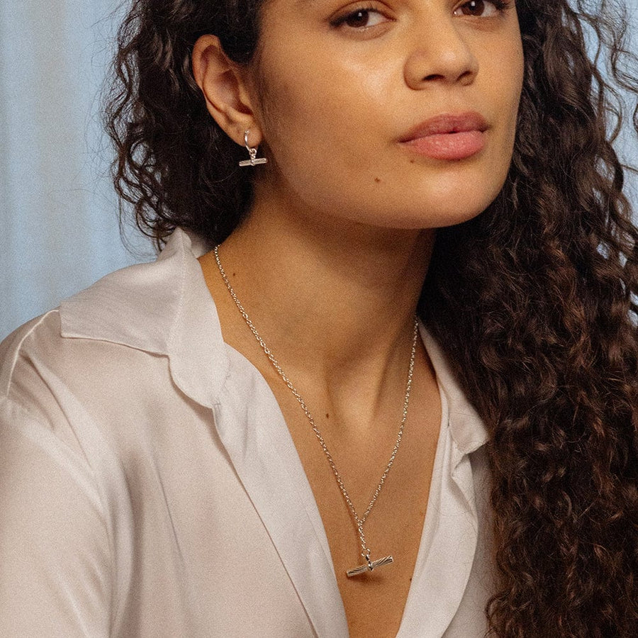 Estée Aria T-Bar Necklace — A Closer Look